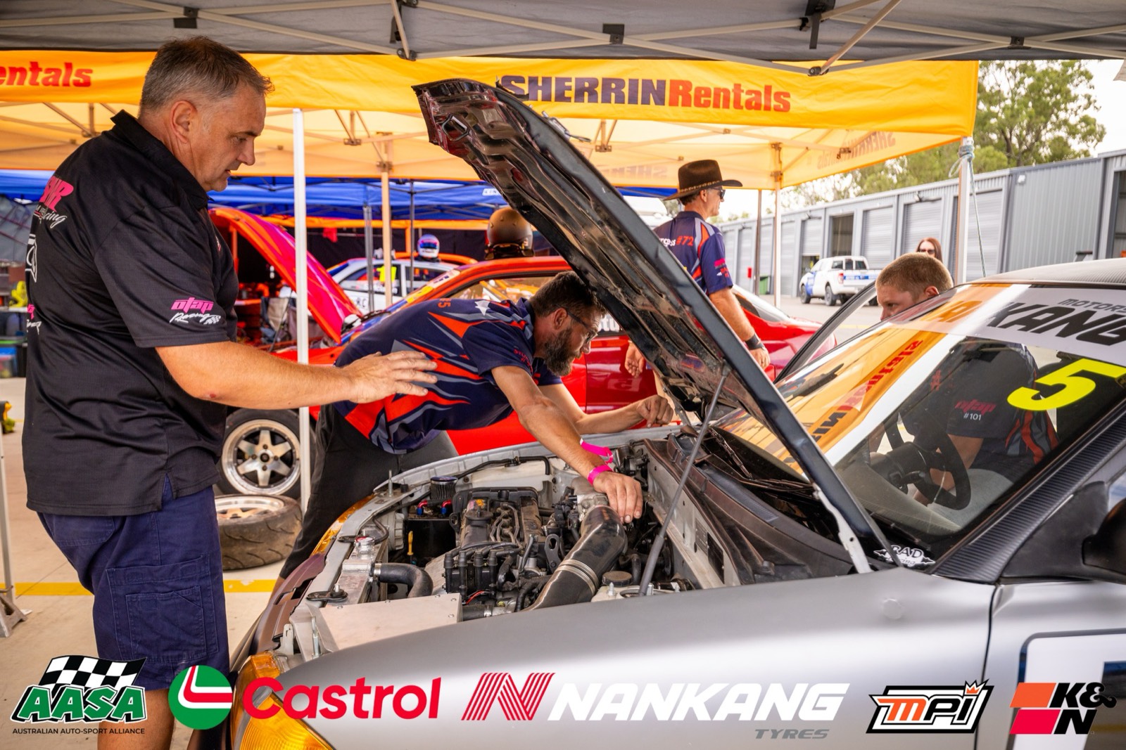 Pit work between races